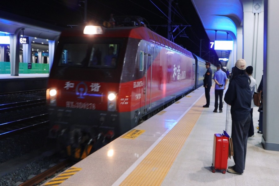 新建烏海站站房和普速場(chǎng)投入使用